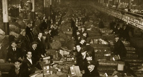 Sortering af pakker på postkontoret, Mount Pleasant (sepia foto)